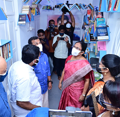 Patients and volunteers at Sanadhalayam